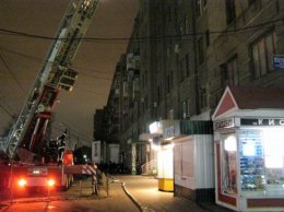 Около восьми часов харьковские спасатели боролись с пожаром в жилом доме (ФОТО)