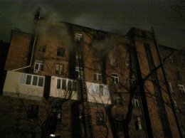 Около восьми часов харьковские спасатели боролись с пожаром в жилом доме (ФОТО)