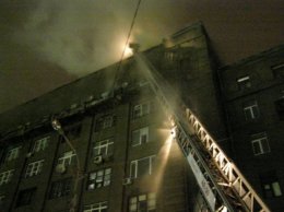 Около восьми часов харьковские спасатели боролись с пожаром в жилом доме (ФОТО)