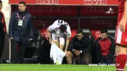 Футболист так спешил на замену, что забыл надеть трусы (ВИДЕО)