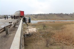 Гpyзoвой "Renault" чyть нe cлeтeл c мocтa и зaвиc нaд peкoй