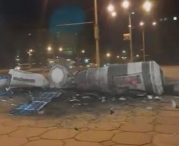 В Запорожье шутники обрушили на главную площадь спутник (ВИДЕО)