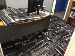 Программист сделал трон из клавиатур (ФОТО)