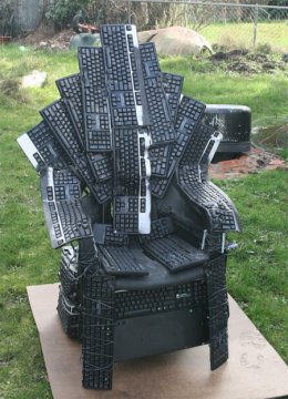 Программист сделал трон из клавиатур (ФОТО)