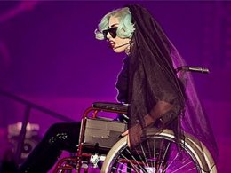 Леди Гага налаживает контакт с инвалидным креслом (ФОТО)