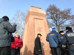 Сторонники КПУ и ВО «Свобода» подрались возле памятника Ленину в Ахтырке (ФОТО)