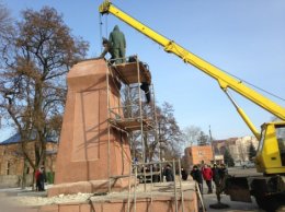 Сторонники КПУ и ВО «Свобода» подрались возле памятника Ленину в Ахтырке (ФОТО)