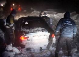 В Ровенской области из полутораметровых заносов освобождают автомобили