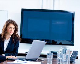 Люди больше доверяют телевизору, чем интернету
