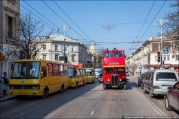 Двухэтажные английские автобусы разъезжают по улицам Севастополя (ФОТО)