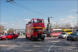 Двухэтажные английские автобусы разъезжают по улицам Севастополя (ФОТО)