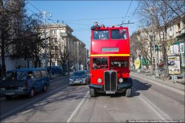 Двухэтажные английские автобусы разъезжают по улицам Севастополя (ФОТО)