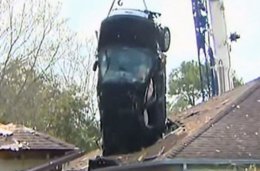 Лихач из Хьюстона "приземлил" свой спорткар на крыше дома (ВИДЕО)