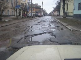 Новый способ ремонта дорог: ямы забрасывают землей и травой из кювета (ФОТО)