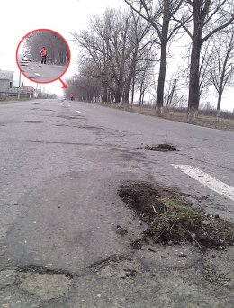 Новый способ ремонта дорог: ямы забрасывают землей и травой из кювета (ФОТО)