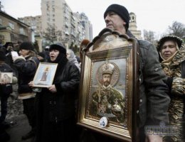 В честь 400-летия дома Романовых киевляне прошлись крестным ходом (ФОТО)