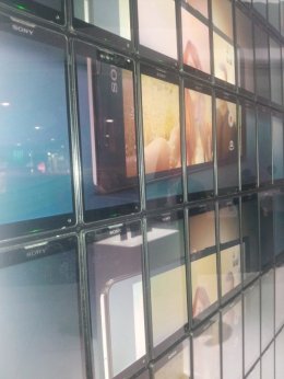 Компания Sony построила гигантскую стену из смартфонов (ФОТО+ВИДЕО)
