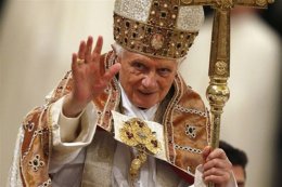 Украинка шьет одежду для Папы
