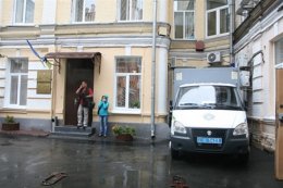 Власенко возле дома уже поджидает автозак
