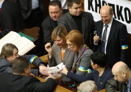 В знак протеста против лишения Власенко мандата оппозиция блокирует призидиум