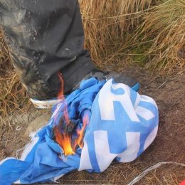 Возле памятника Тарасу Шевченко «свободовцы» сожгли флаг Партии регионов
