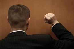 Юристы рассказали, как вести себя с коллекторами