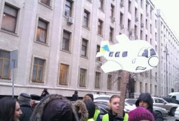 Сотрудники "Аэросвита" штурмуют "Приватбанк" (ВИДЕО)