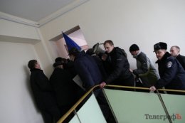 В Кременчуге митингующие против строительства ГОКа ворвались на сессию райсовета (ФОТО)