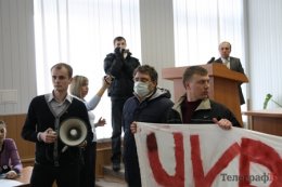 В Кременчуге митингующие против строительства ГОКа ворвались на сессию райсовета (ФОТО)