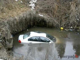 Водитель, чтобы не сбить людей, решил утонуть в канале (ФОТО)