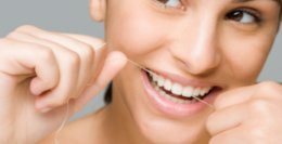 Использование зубных нитей провоцирует заболевания зубов и десен