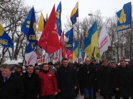На марш "Вставай, Украина!" в Ужгороде пришли 3 тыс. человек (ФОТО+ВИДЕО)