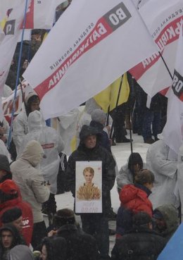 На марш "Вставай, Украина!" в Ужгороде пришли 3 тыс. человек (ФОТО+ВИДЕО)