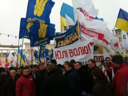 На марш "Вставай, Украина!" в Ужгороде пришли 3 тыс. человек (ФОТО+ВИДЕО)