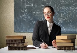 Украинские учителя недополучают от 300 до 2 тыс. грн в месяц