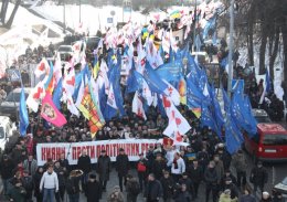 На акцию "Вставай Украина!" во Львове собралось уже более 10 тыс человек