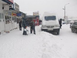 Спасатели Львовской области продолжают откапывать автомобили