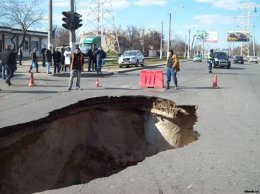 В Одессе посреди улицы образовалась огромная дыра (ФОТО+ВИДЕО)