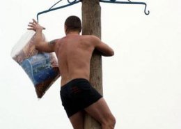 В Сумах мужчина упал с ледяного столба (ВИДЕО)