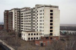 В Вишневом за недостроенную многоэтажку развернулись настоящие бои