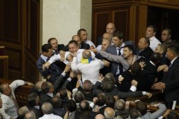 Кулачные бои в Верховной Раде. Кто кого... (ВИДЕО)