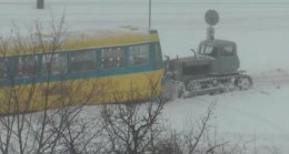 В заснеженном Киеве трактора буксируют трамваи (ВИДЕО)