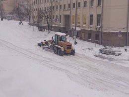 Снегоуборочные машины не справляются с сугробами (ВИДЕО)