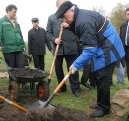 Николай Азаров вновь призвал народ к лопате