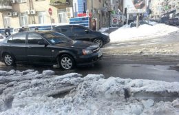 На улицах Киева уже образовались глубокие лужи (ФОТО)