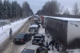 Из-за снежного коллапса на украино-российской границе гигантская пробка