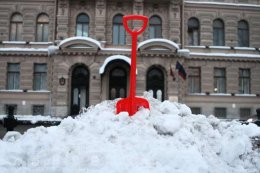 КГГА начнет разгребать снежные завалы под домами только на выходных