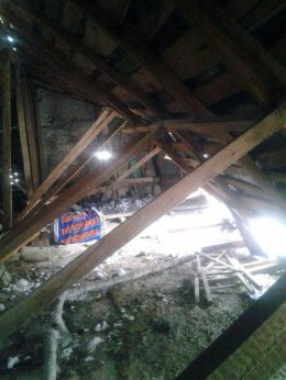 На строительстве Генпрокуратуры кран проломил крышу жилого дома (ФОТО)