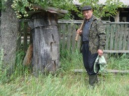 Село-призрак Борутино: 11 жителей, автопарк круче некуда, а пчелы - как в Киевской Руси (ФОТО)