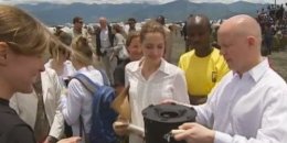 Посол доброй воли Анджелина Джоли посетила беженцев в Конго (ФОТО)